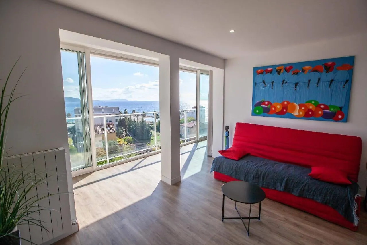 Très beau T2 climatisé refait à neuf, vue mer panoramique exceptionnelle à 120m à pied de la plage La Ciotat France
